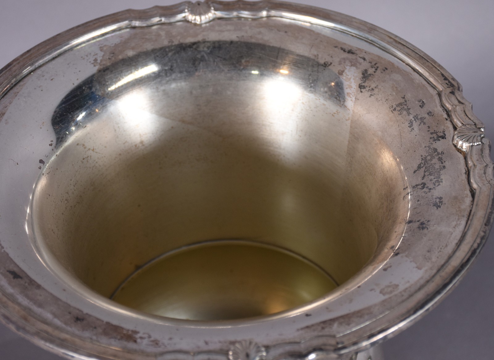 Wine cooler de metal prateado. - foto 4 de 6
