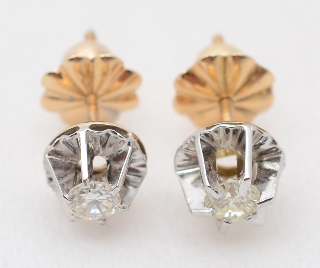 Par de brincos de ouro branco e amarelo 18 k com aproximadamente 0.40...