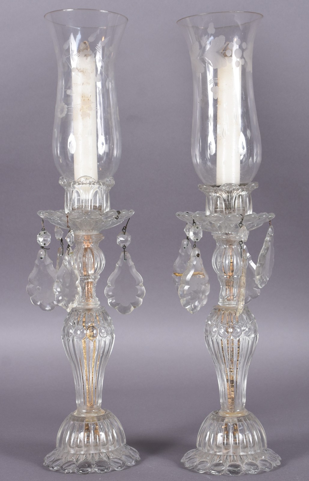 Par de antigos castiçais de cristal com bordas peroladas, mangas... - foto 1 de 5