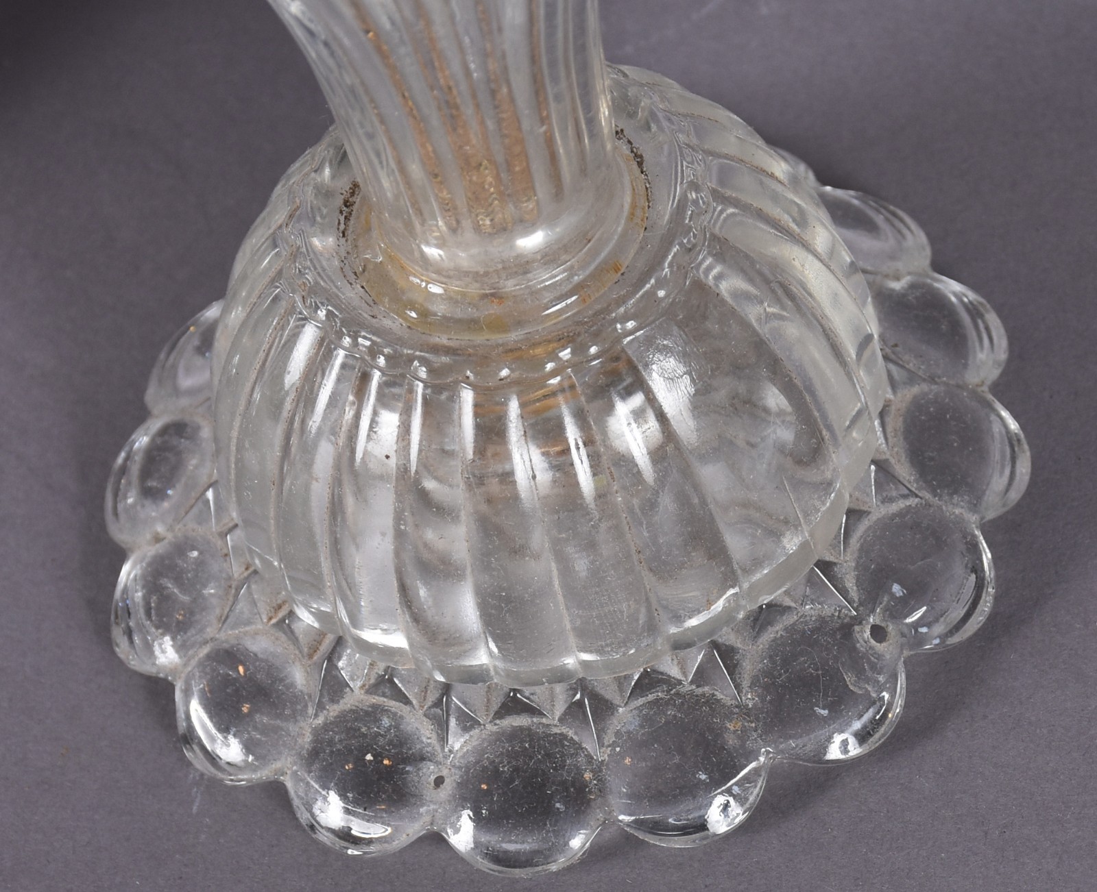 Par de antigos castiçais de cristal com bordas peroladas, mangas... - foto 4 de 5