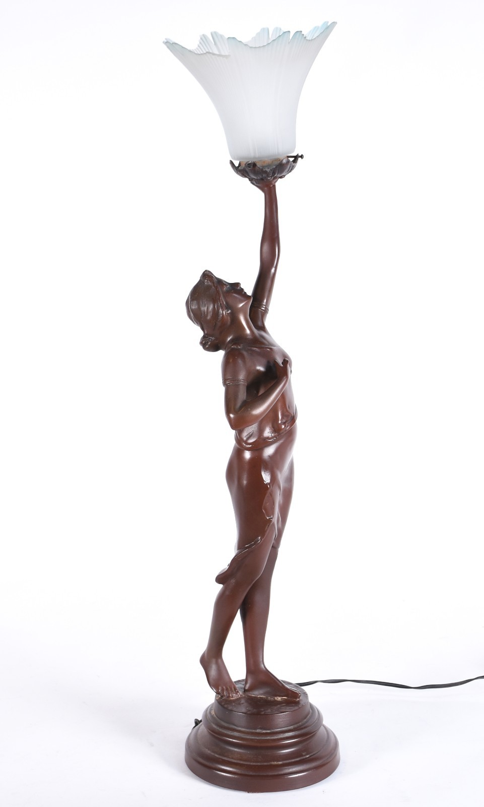Luminária de petit bronze representando figura feminina, manga de... - foto 2 de 4