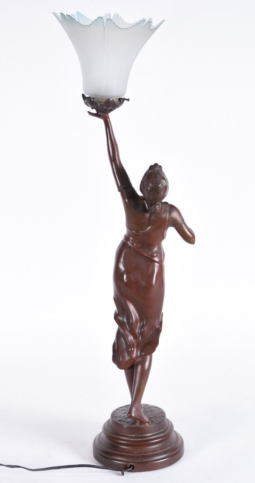 Luminária de petit bronze representando figura feminina, manga de... - foto 3 de 4