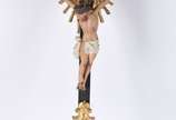 Crucifixo com figura de Cristo de madeira polic... - Crucifixo com figura de Cristo de madeira policromada,  guarnição e placa de prata e coroa de metal, realces dourados século XIX.