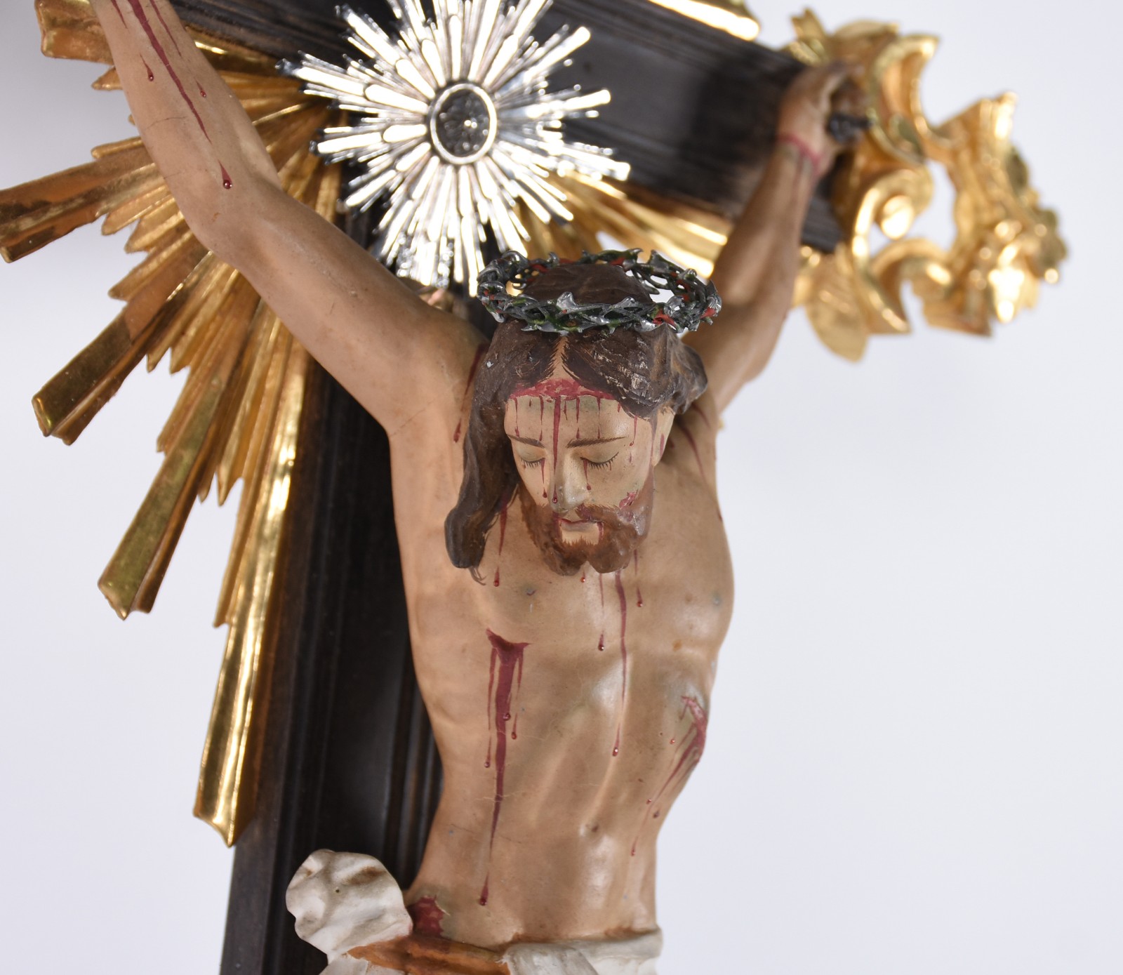 Crucifixo com figura de Cristo de madeira policromada, guarnição e... - foto 2 de 7