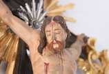 Crucifixo com figura de Cristo de madeira polic... - Crucifixo com figura de Cristo de madeira policromada,  guarnição e placa de prata e coroa de metal, realces dourados século XIX.