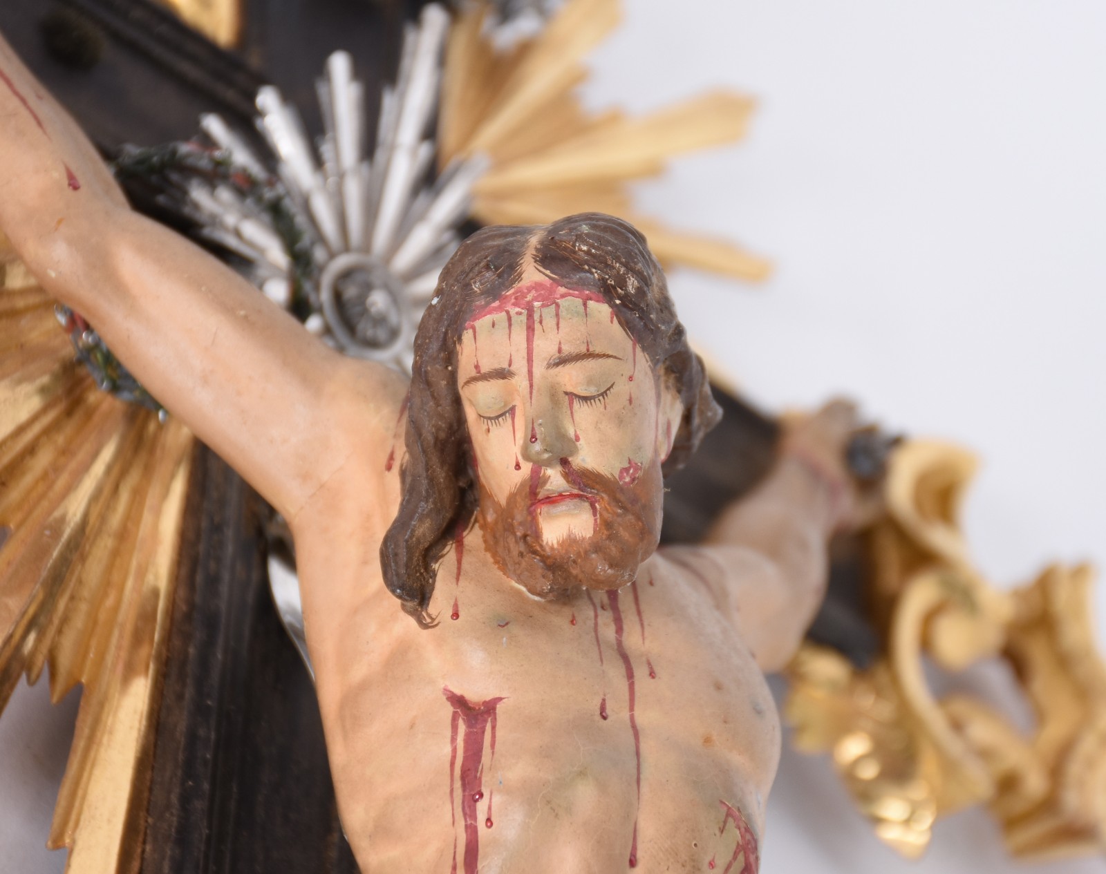 Crucifixo com figura de Cristo de madeira policromada, guarnição e... - foto 3 de 7