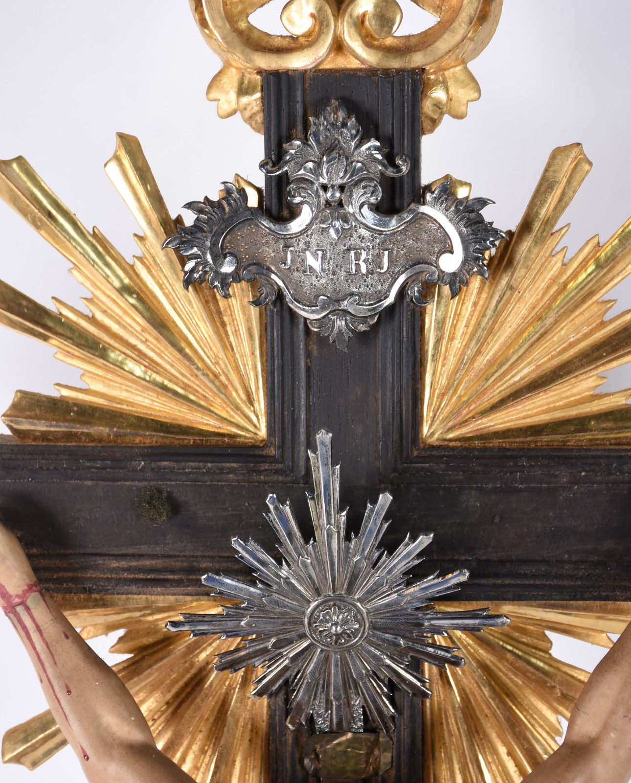 Crucifixo com figura de Cristo de madeira policromada, guarnição e... - foto 5 de 7
