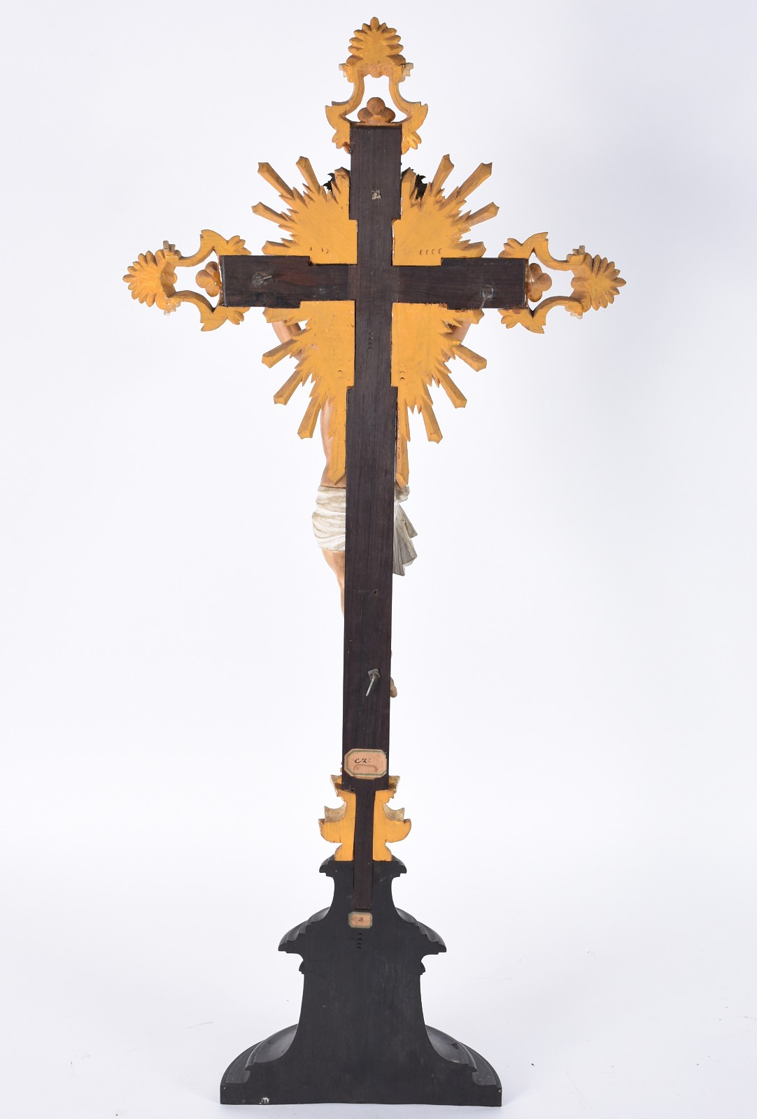 Crucifixo com figura de Cristo de madeira policromada, guarnição e... - foto 6 de 7