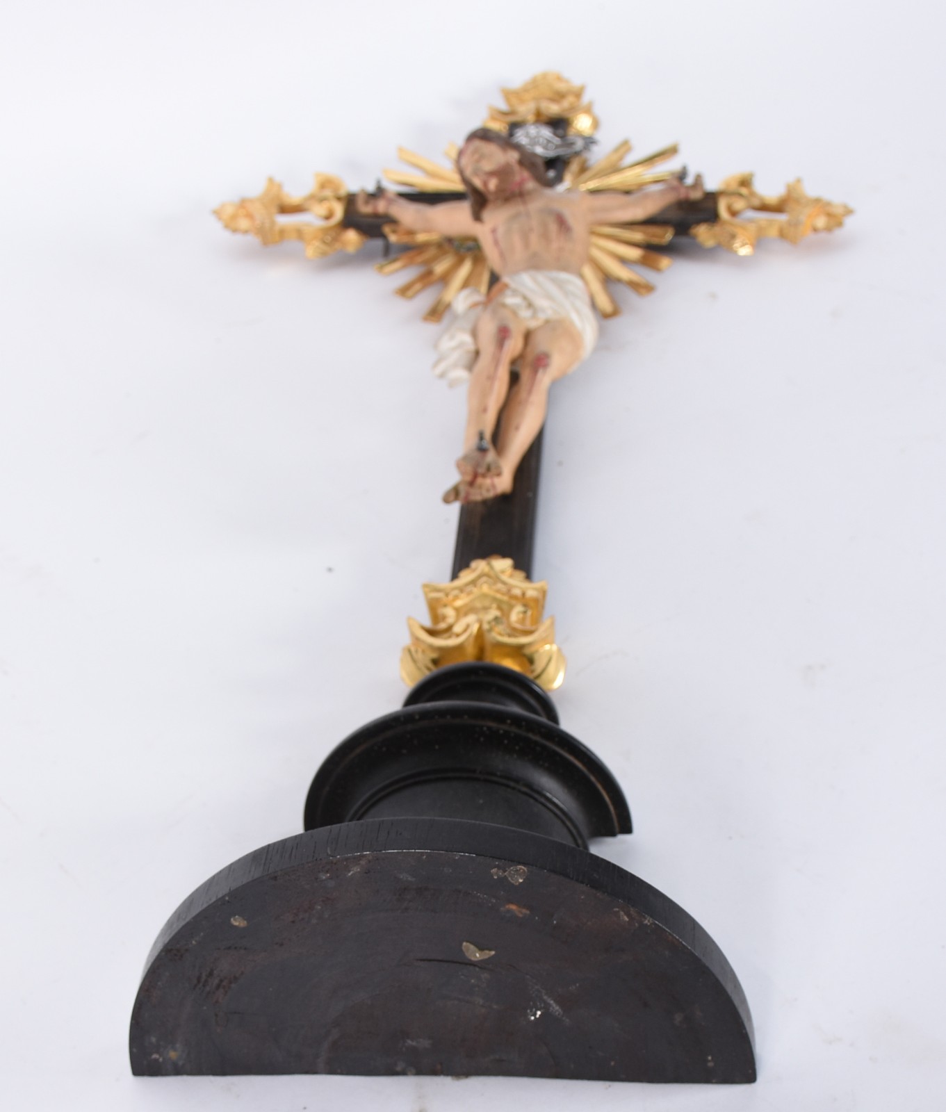 Crucifixo com figura de Cristo de madeira policromada, guarnição e... - foto 7 de 7