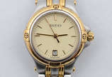 GUCCI - Relógio com pulseira em aço e ouro. Mos... - GUCCI - Relógio com pulseira em aço e ouro. Mostrador claro, com datador. Resistência à água: até 3 atmosferas. Fabricação Suíça. Marcas da grif...