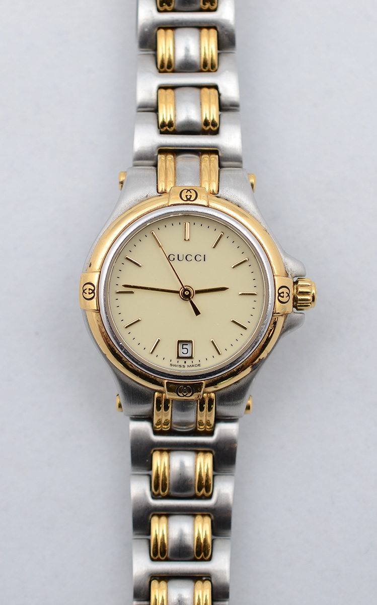 GUCCI - Relógio com pulseira em aço e ouro. Mostrador claro, com... - foto 1 de 4