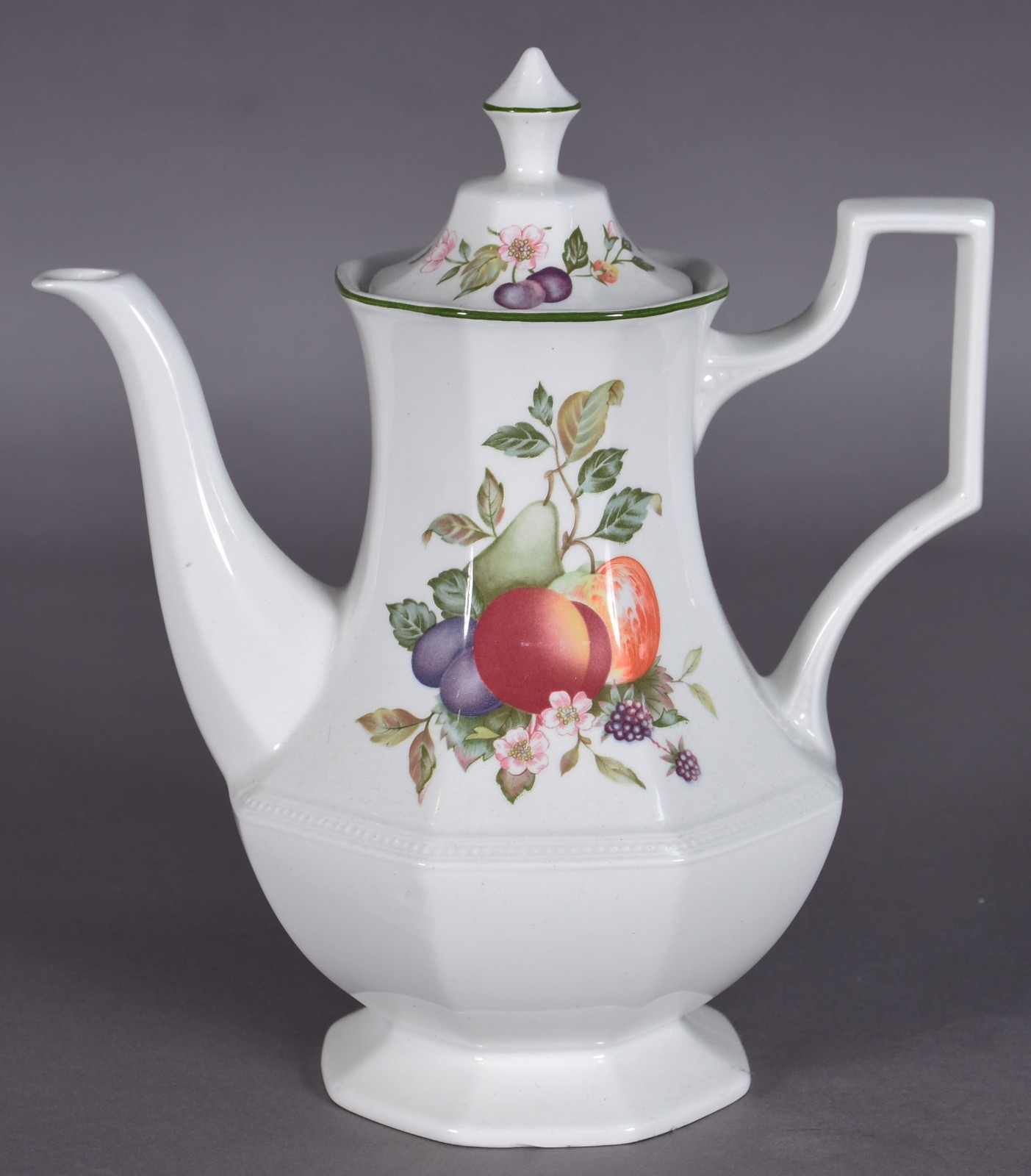 Bule de porcelana inglesa feitio oitavado decorado com frutos em... - foto 1 de 4