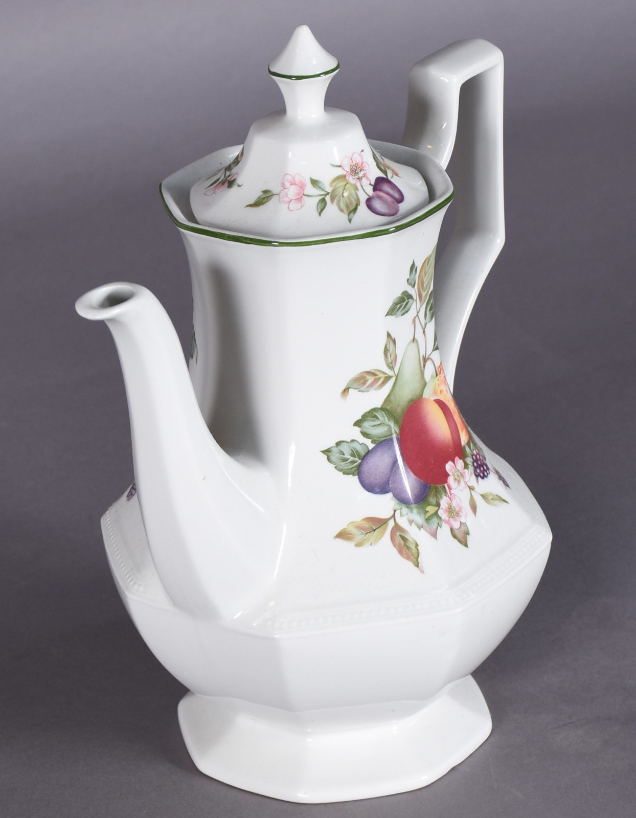 Bule de porcelana inglesa feitio oitavado decorado com frutos em... - foto 2 de 4