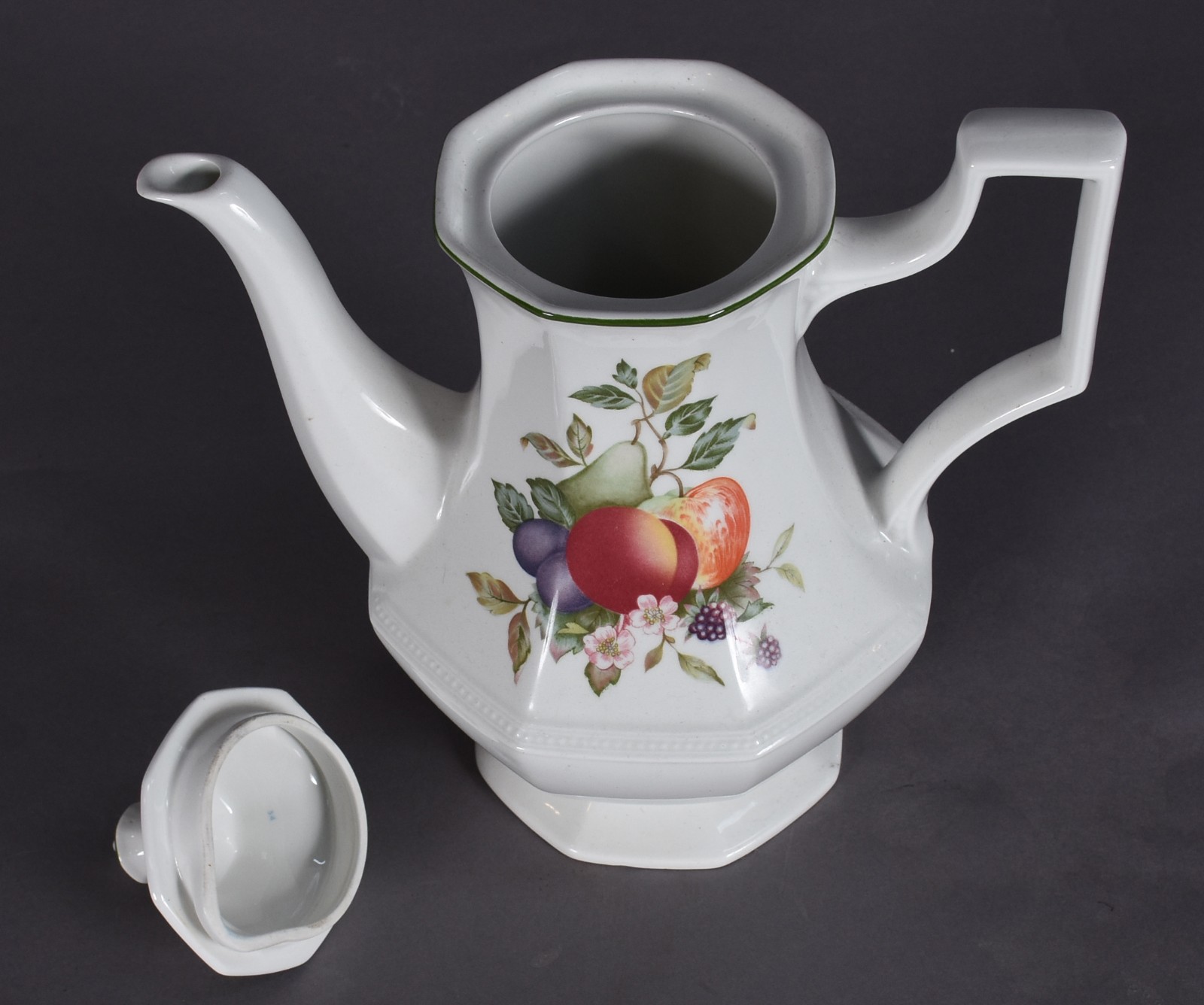 Bule de porcelana inglesa feitio oitavado decorado com frutos em... - foto 3 de 4