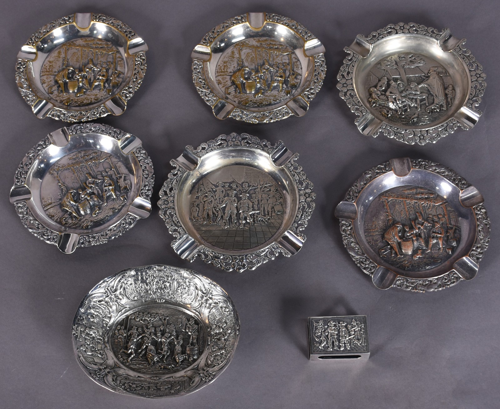 Diversas peças de metal prateado holandes decorados com cenas de... - foto 1 de 5
