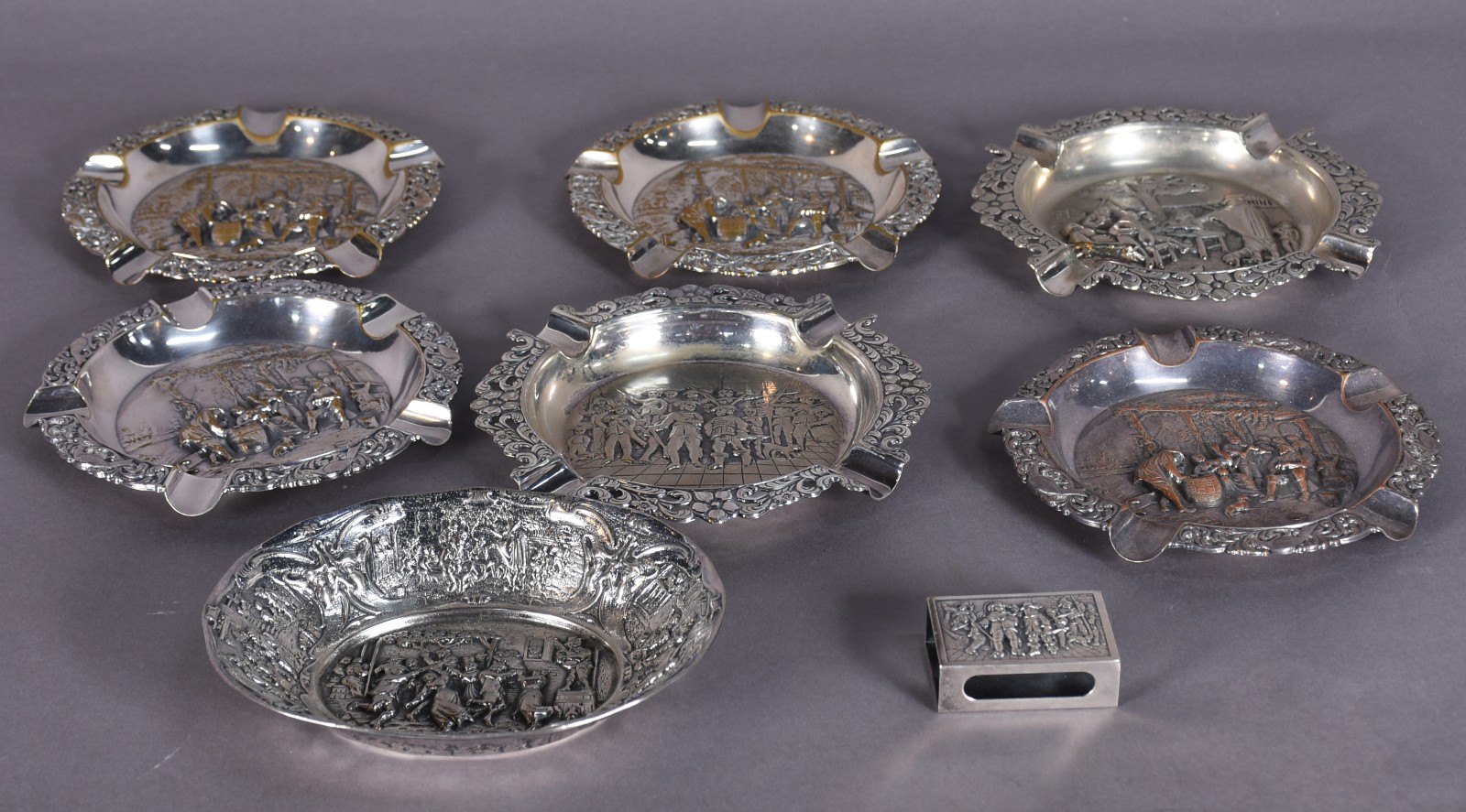 Diversas peças de metal prateado holandes decorados com cenas de... - foto 2 de 5