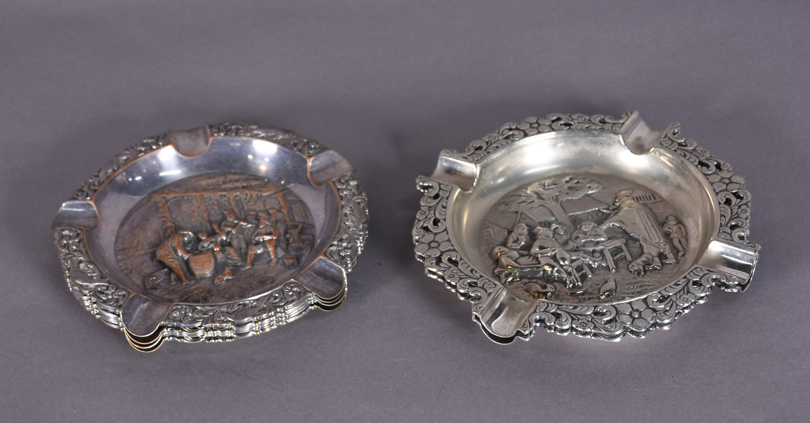 Diversas peças de metal prateado holandes decorados com cenas de... - foto 3 de 5