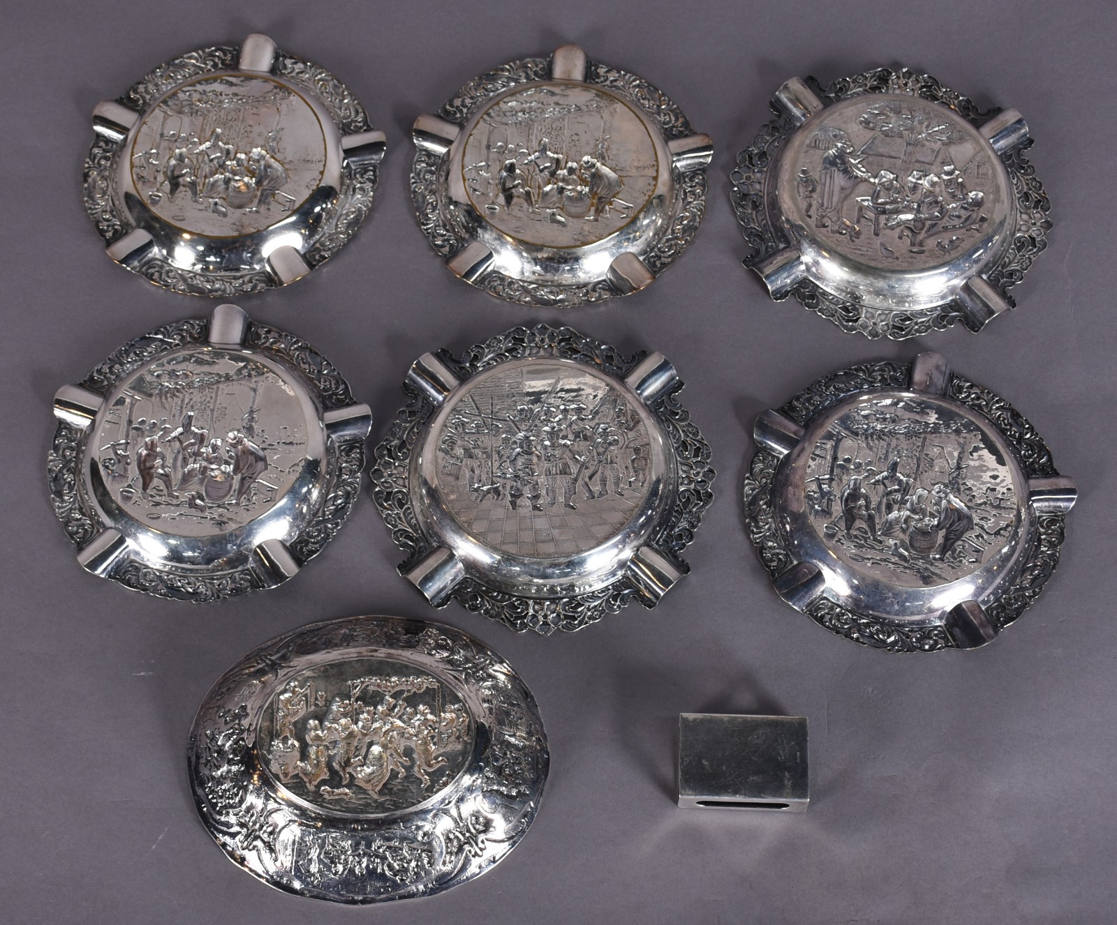 Diversas peças de metal prateado holandes decorados com cenas de... - foto 5 de 5
