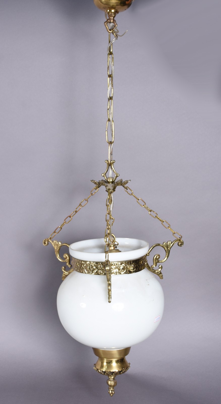 Lanterna de teto de metal dourado e vidro branco. - foto 2 de 3