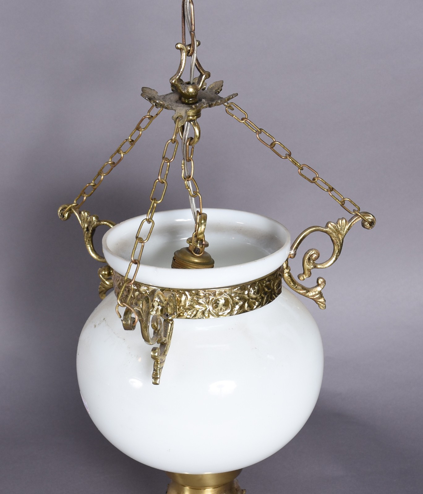 Lanterna de teto de metal dourado e vidro branco. - foto 1 de 3