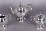 Baixela para chá e café de metal prateado com 4... - Baixela para chá e café de metal prateado com 4 peças, sendo bule, leiteira, açucareiro e bandeja. (pequenos desgastes no metal).