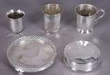 Cinco pequenas peças de prata de lei, sendo doi... - Cinco pequenas peças de prata de lei, sendo dois copos, caneca, salva com galeria vazada e caixa redonda, pequenos amassados. Peso da prata: 600...