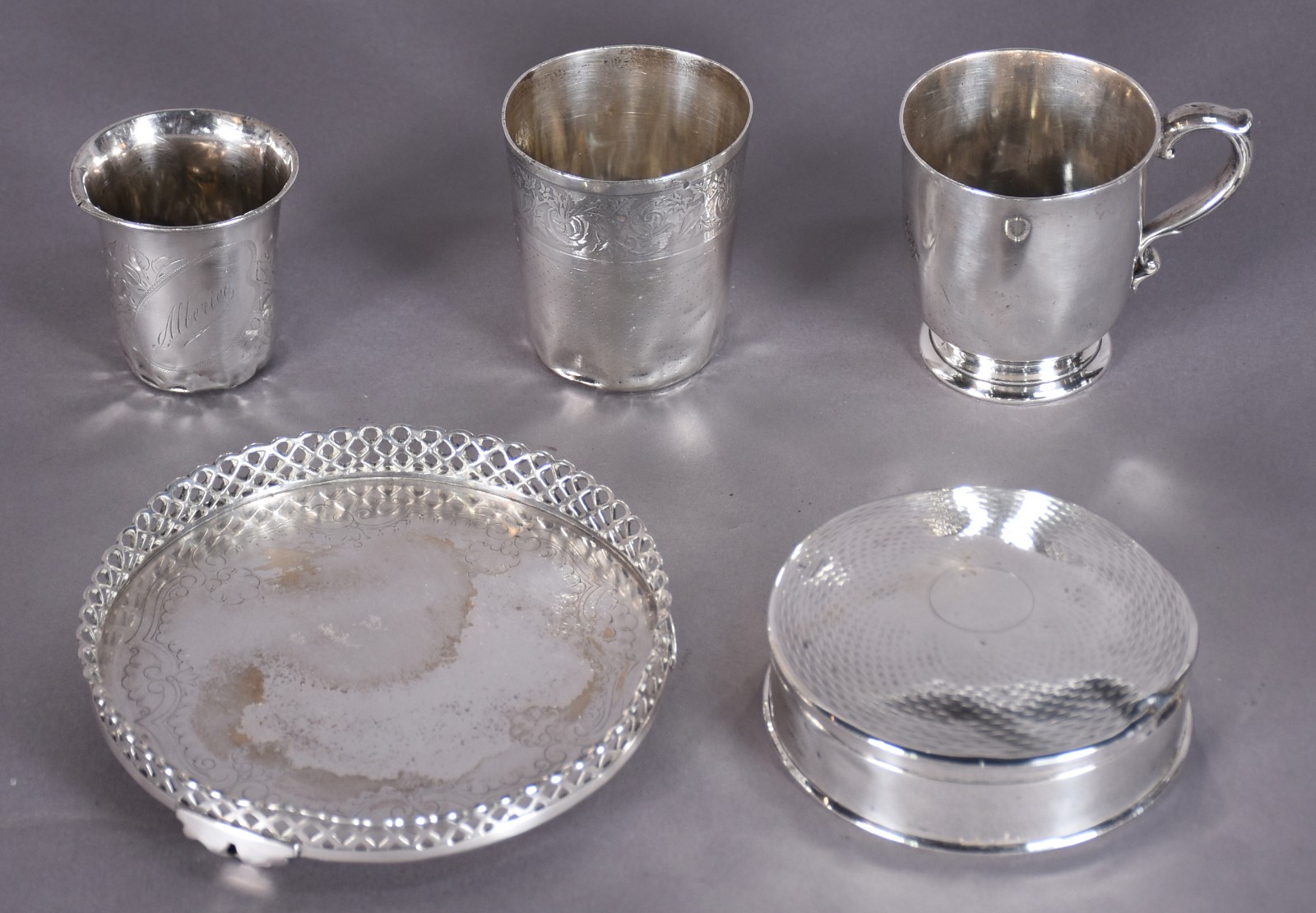 Cinco pequenas peças de prata de lei, sendo dois copos, caneca, salva... - foto 1 de 9