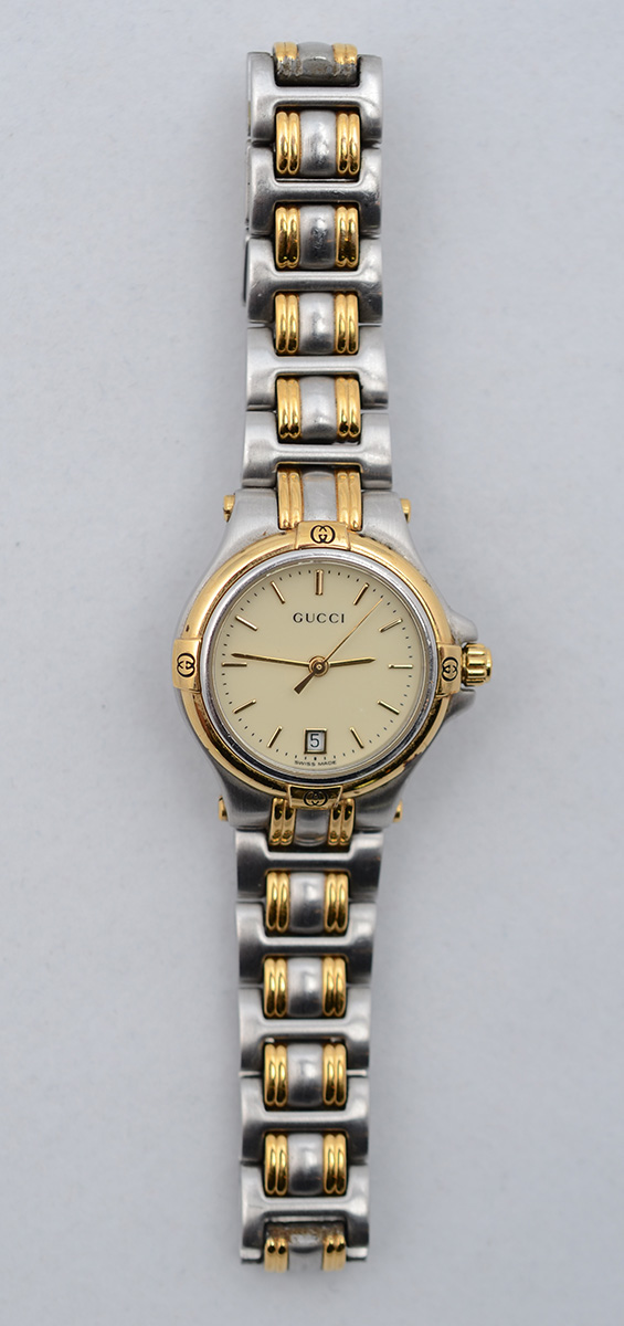 GUCCI - Relógio com pulseira em aço e ouro. Mostrador claro, com... - foto 2 de 4