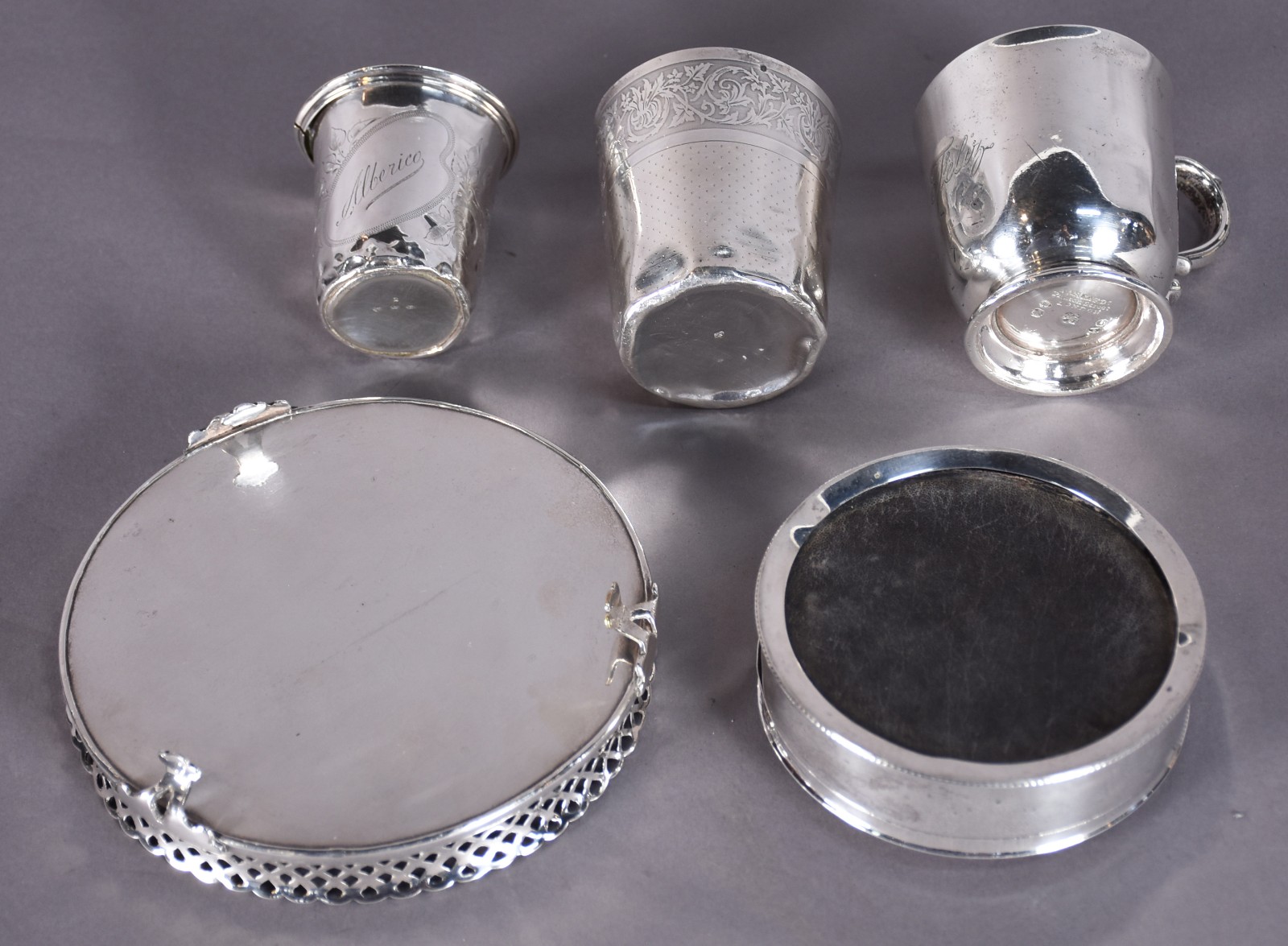 Cinco pequenas peças de prata de lei, sendo dois copos, caneca, salva... - foto 9 de 9