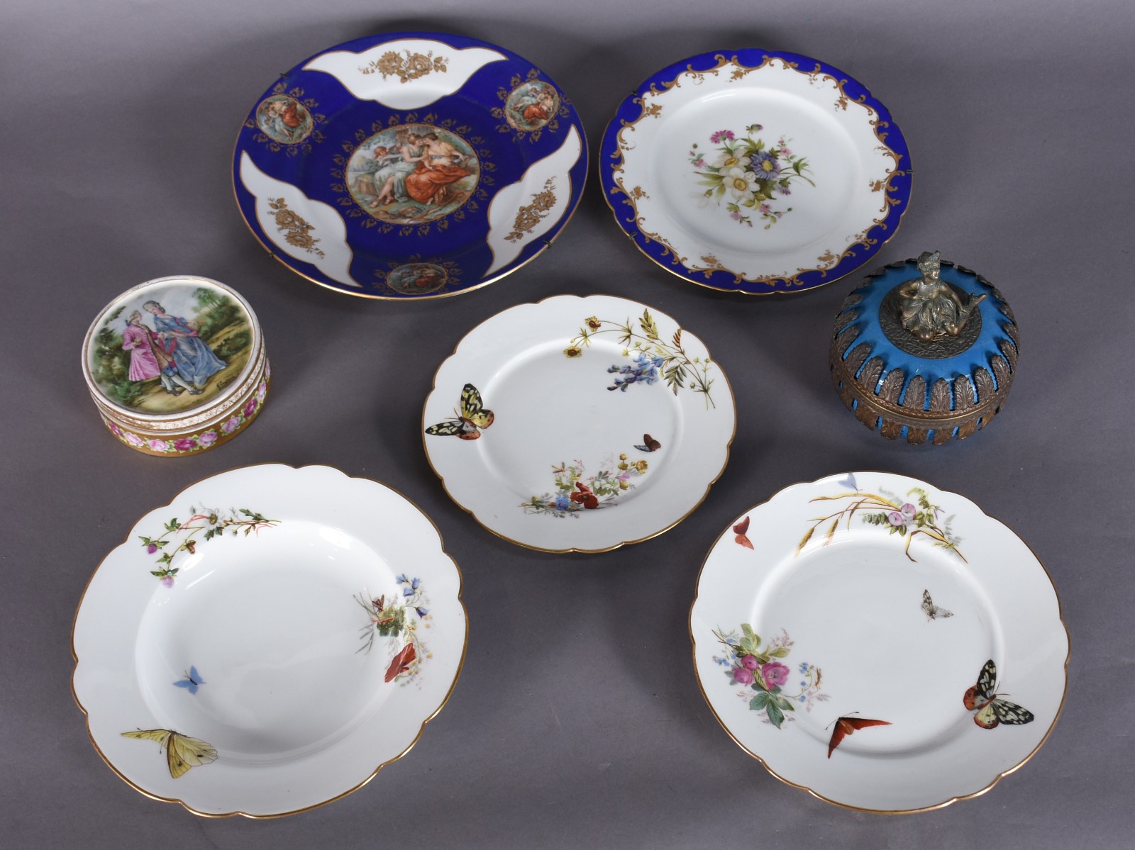 Sete peças diversas de porcelana, sendo cinco pratos (quatro... - foto 1 de 11