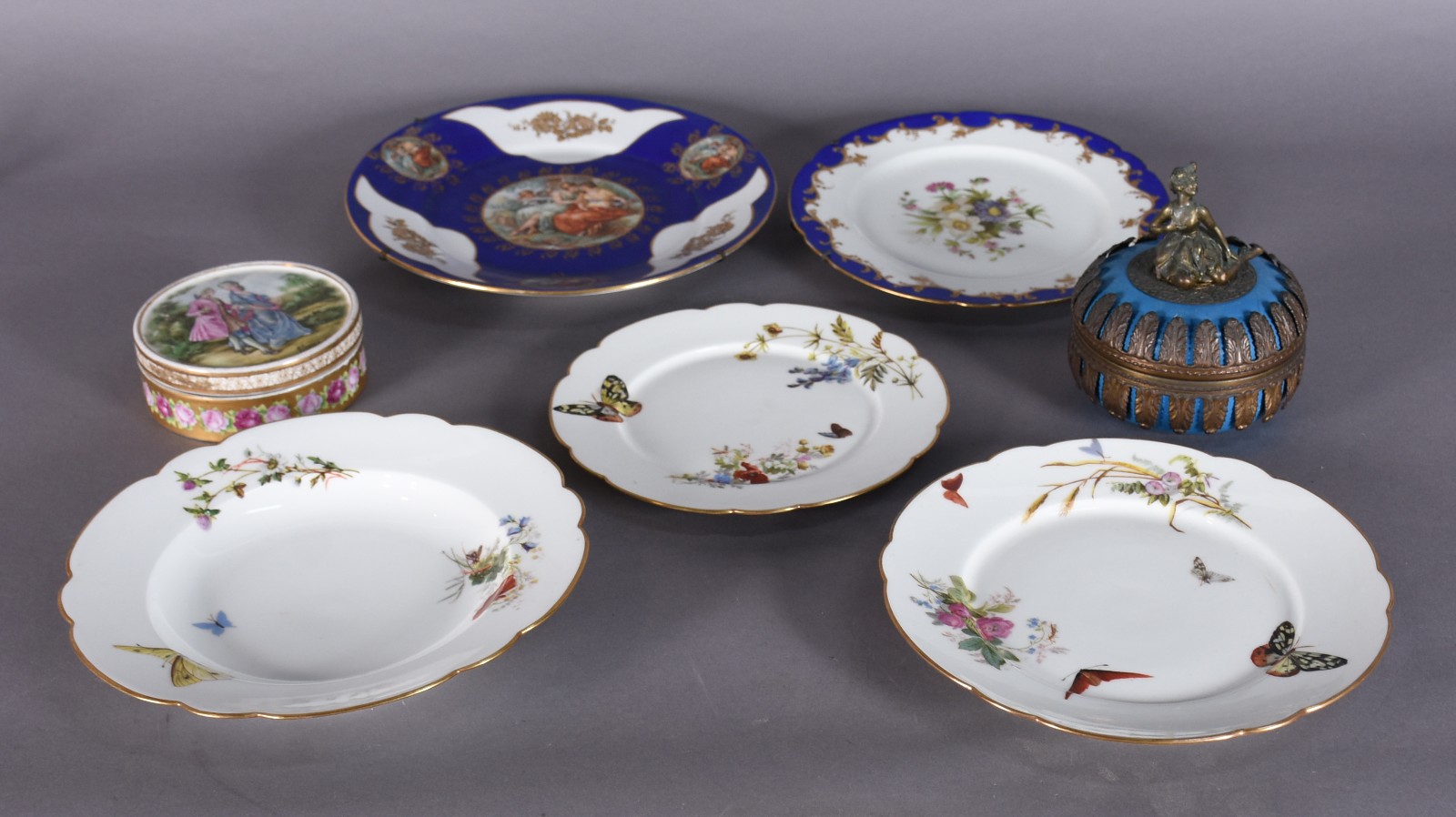 Sete peças diversas de porcelana, sendo cinco pratos (quatro... - foto 2 de 11