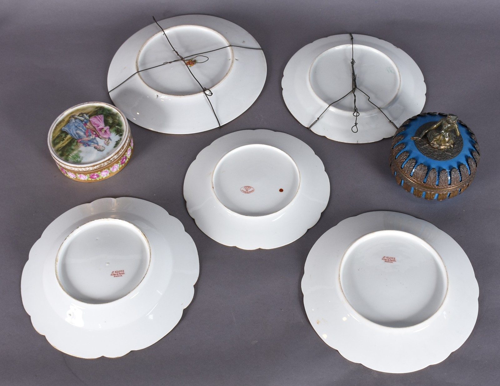 Sete peças diversas de porcelana, sendo cinco pratos (quatro... - foto 3 de 11