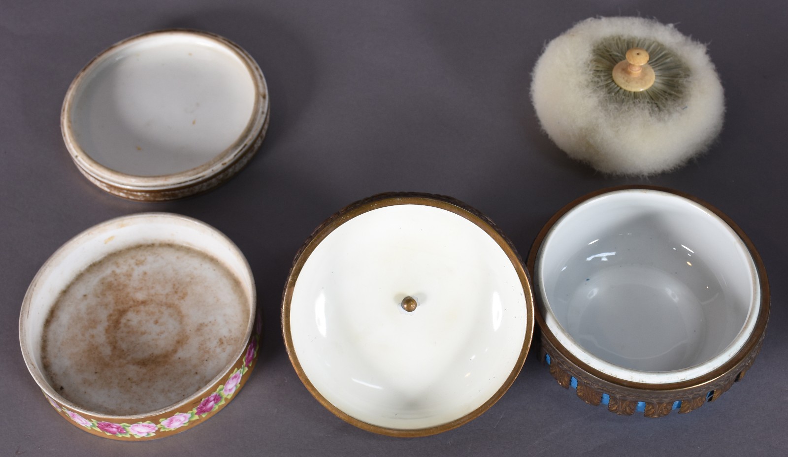 Sete peças diversas de porcelana, sendo cinco pratos (quatro... - foto 9 de 11