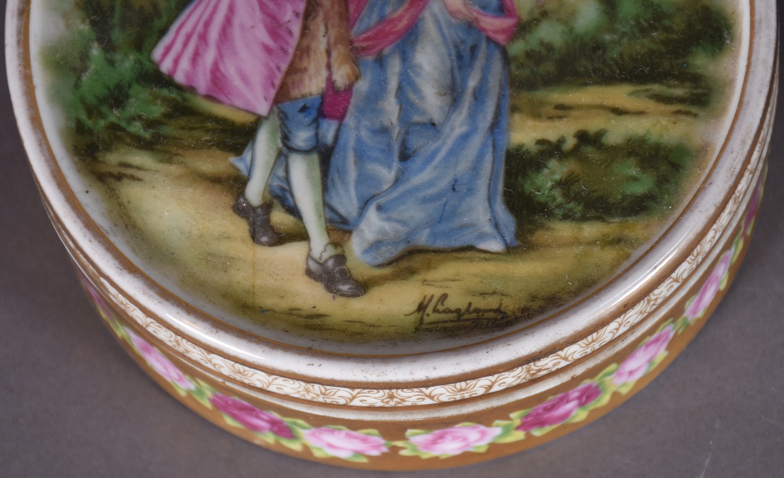 Sete peças diversas de porcelana, sendo cinco pratos (quatro... - foto 10 de 11