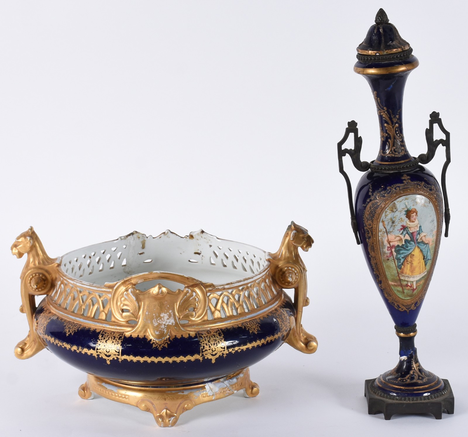 Duas peças de porcelana francesa, sendo: Centro de mesa azul cobalto... - foto 1 de 8