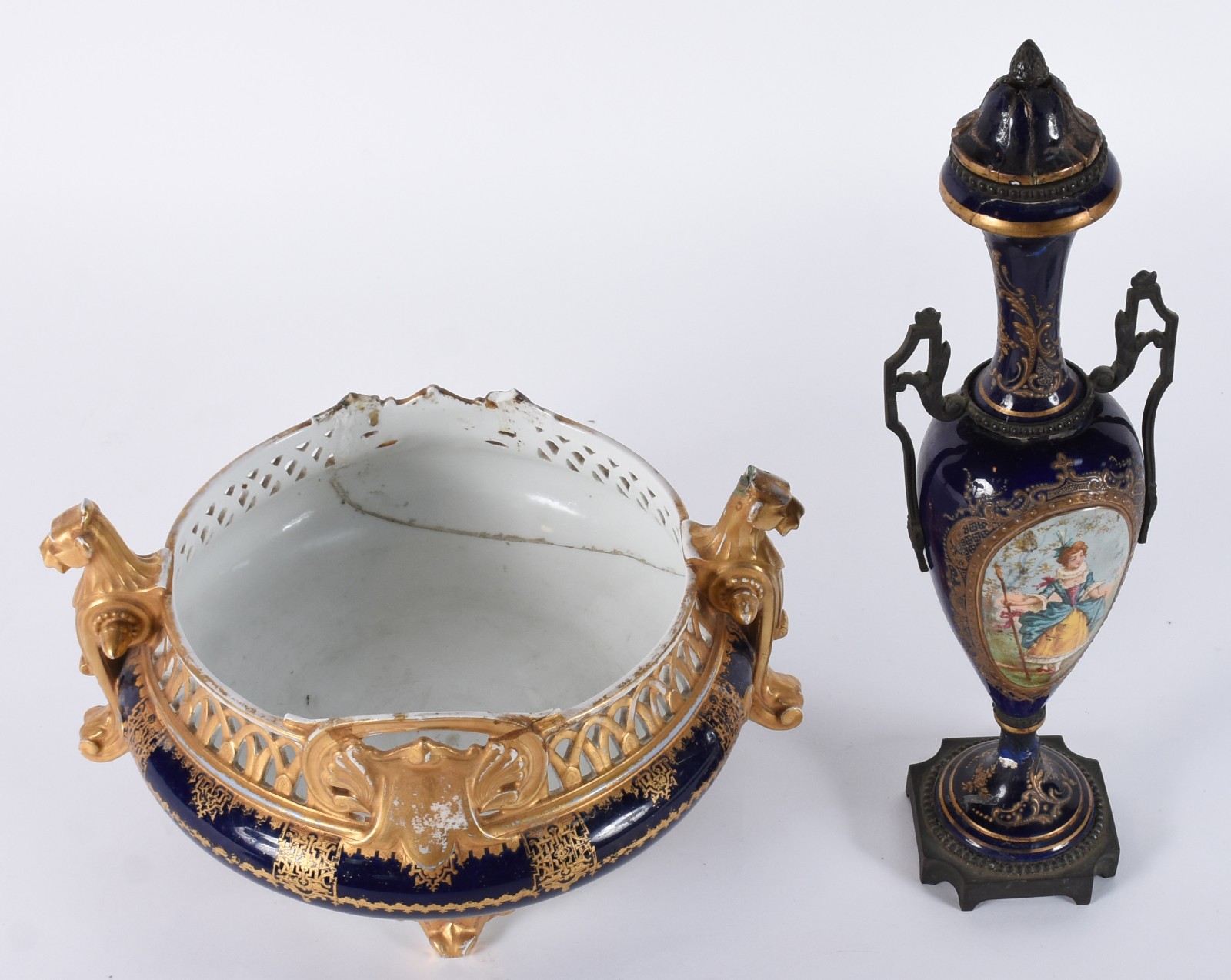 Duas peças de porcelana francesa, sendo: Centro de mesa azul cobalto... - foto 2 de 8