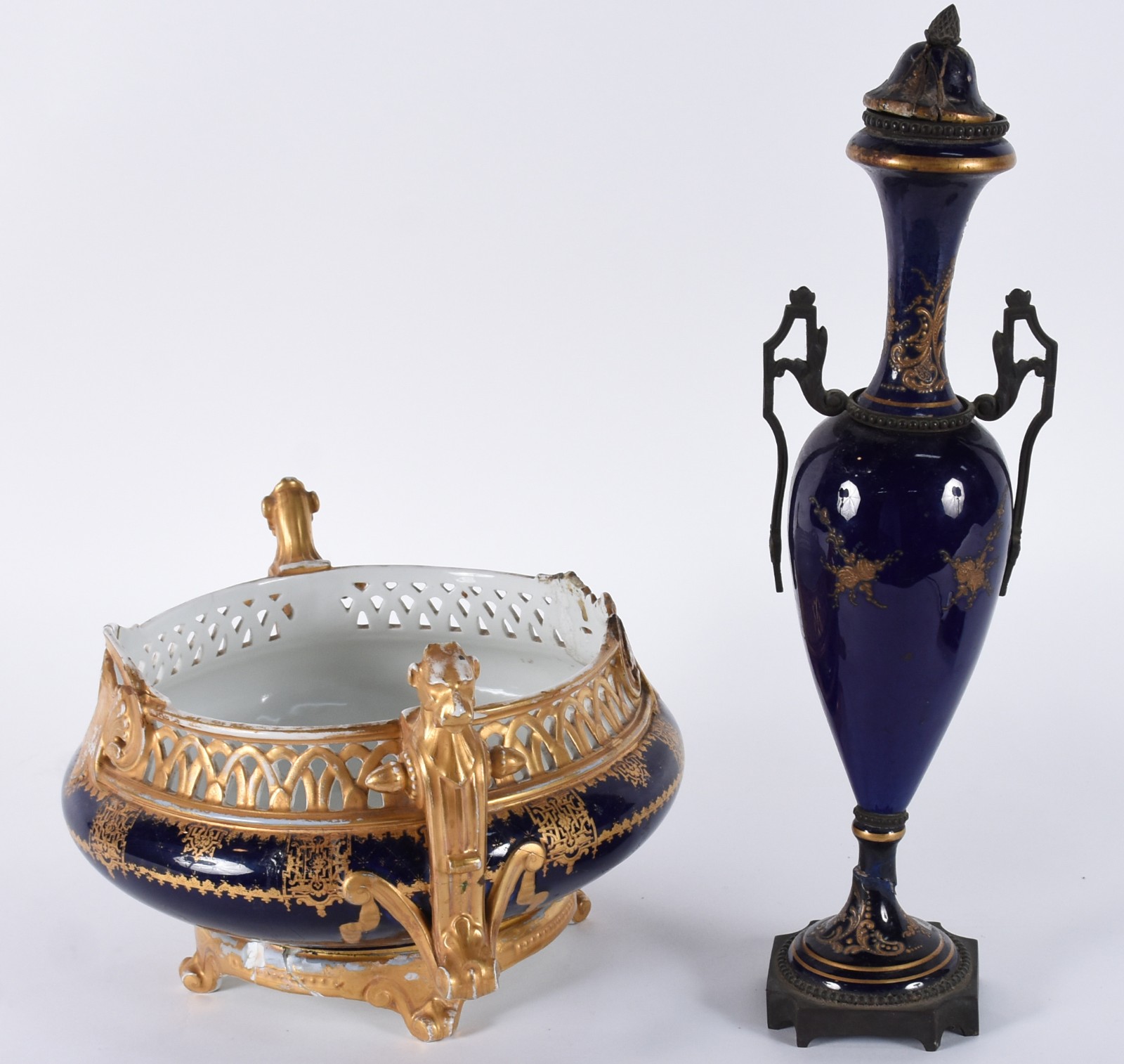 Duas peças de porcelana francesa, sendo: Centro de mesa azul cobalto... - foto 3 de 8