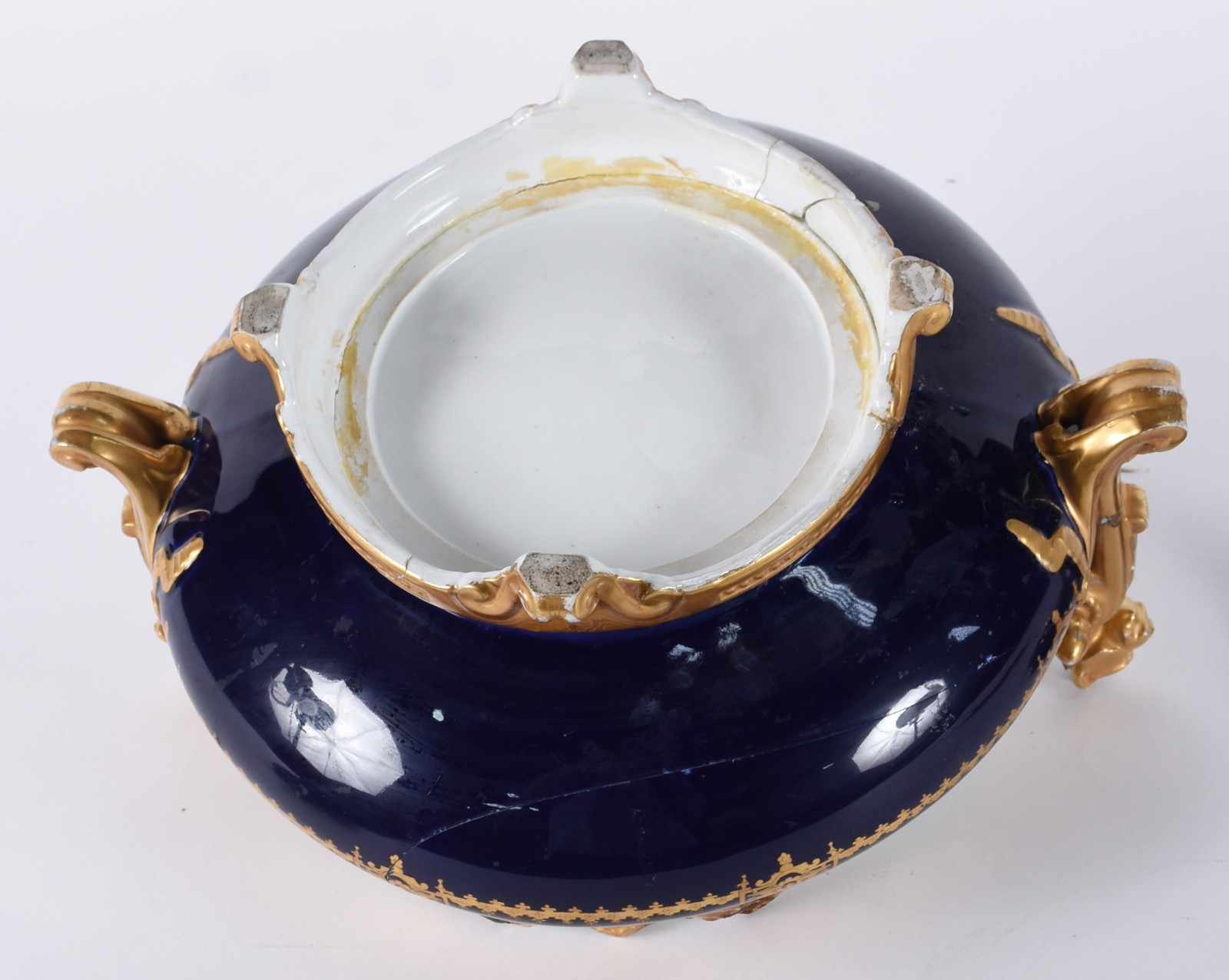 Duas peças de porcelana francesa, sendo: Centro de mesa azul cobalto... - foto 5 de 8
