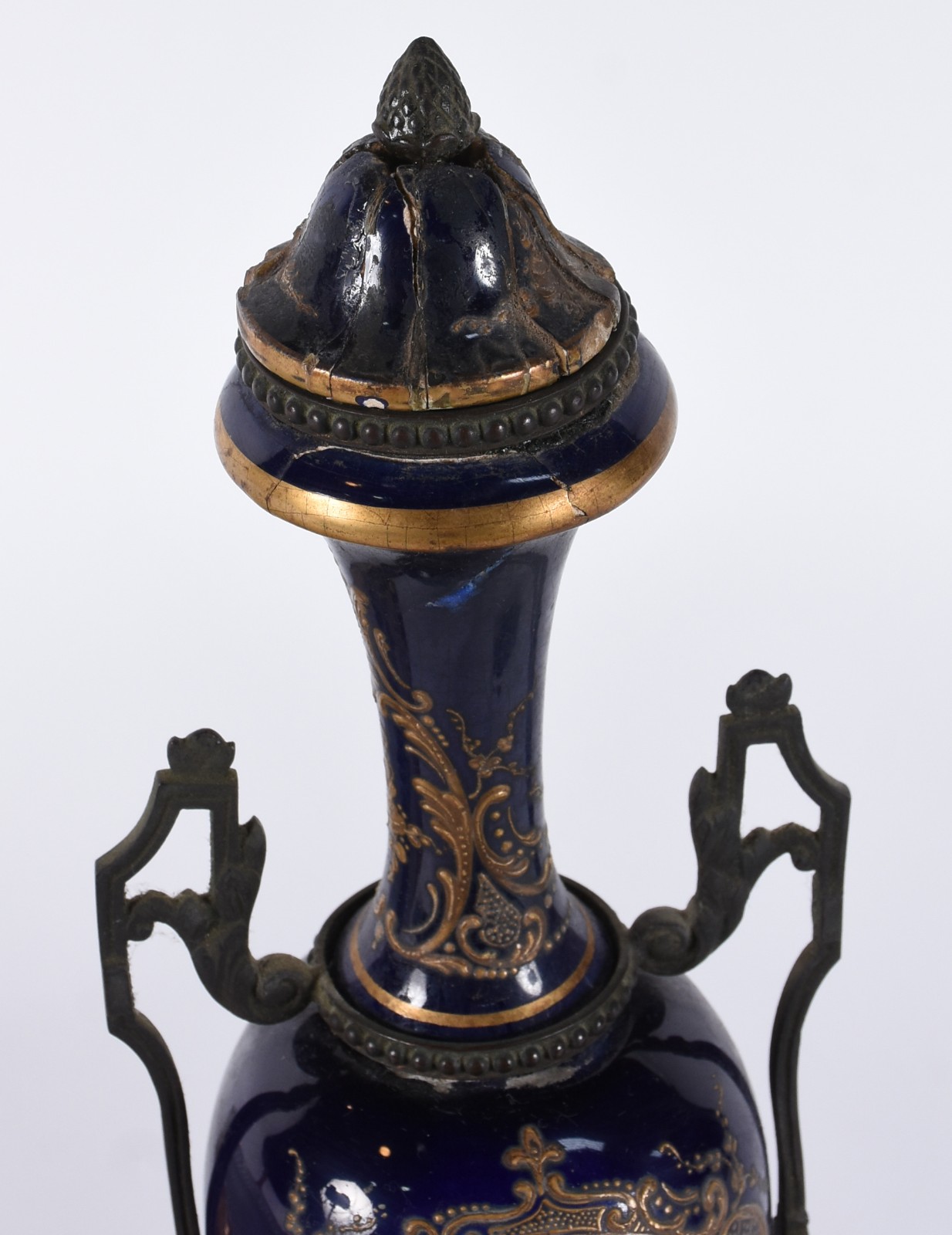 Duas peças de porcelana francesa, sendo: Centro de mesa azul cobalto... - foto 6 de 8