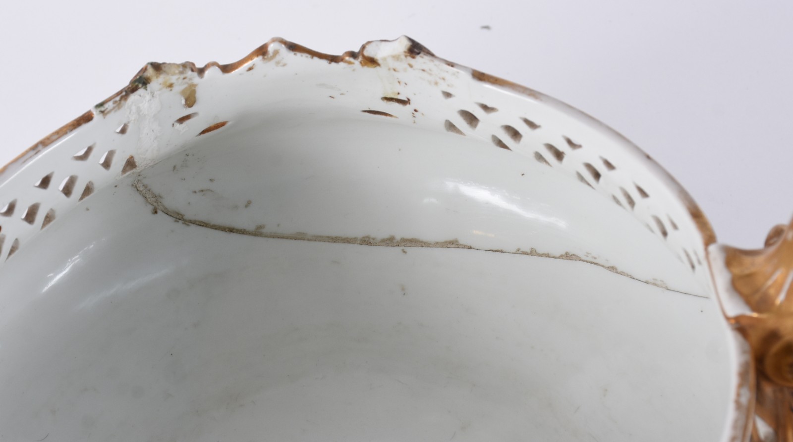 Duas peças de porcelana francesa, sendo: Centro de mesa azul cobalto... - foto 7 de 8