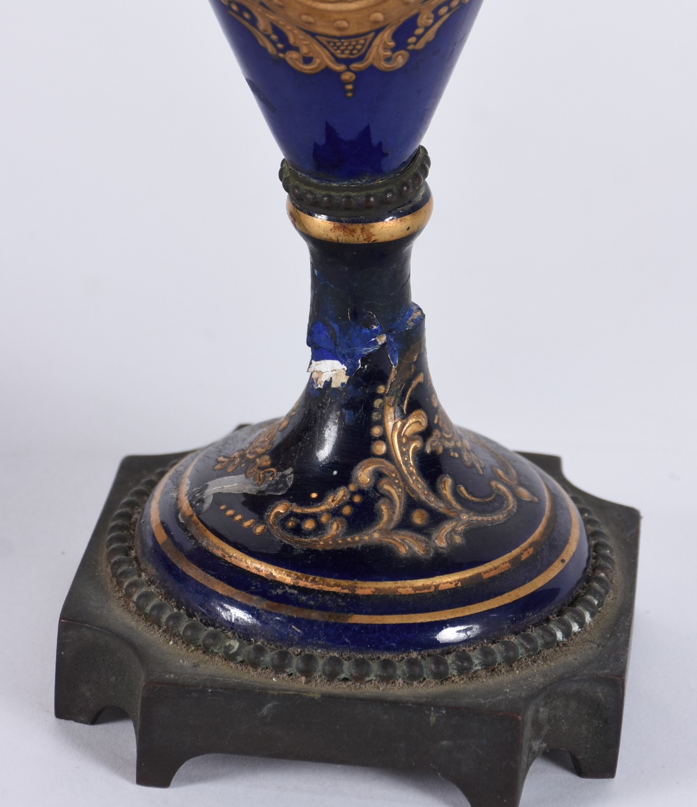Duas peças de porcelana francesa, sendo: Centro de mesa azul cobalto... - foto 8 de 8