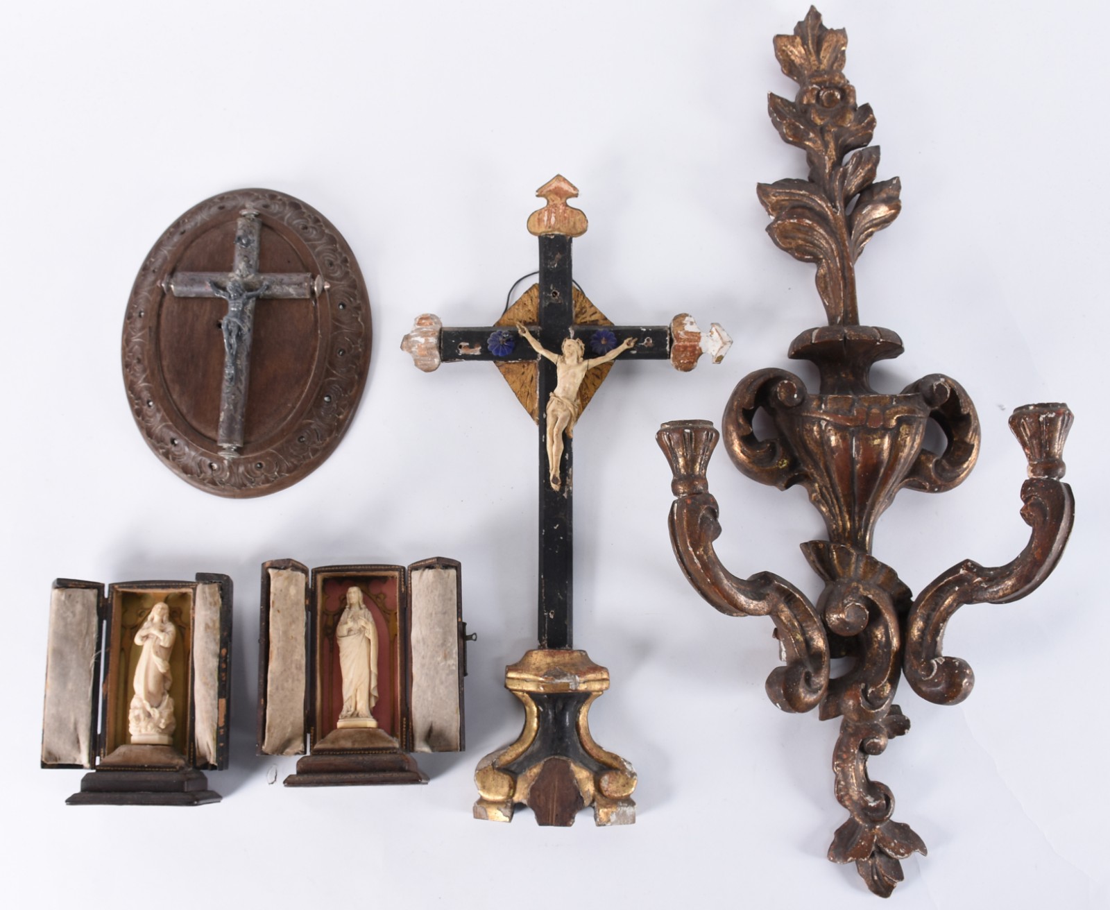 Cinco peças sacras, sendo: crucifixo de madeira com pequena figura de... - foto 1 de 8
