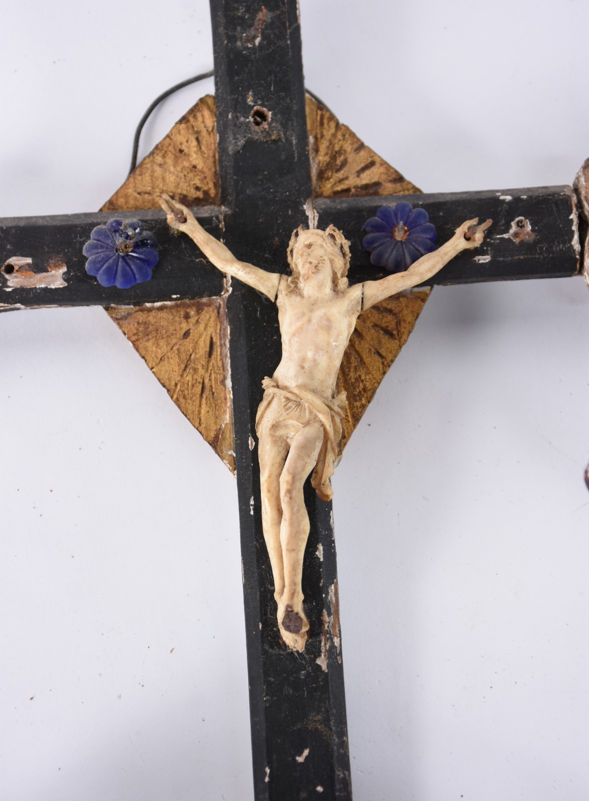 Cinco peças sacras, sendo: crucifixo de madeira com pequena figura de... - foto 2 de 8
