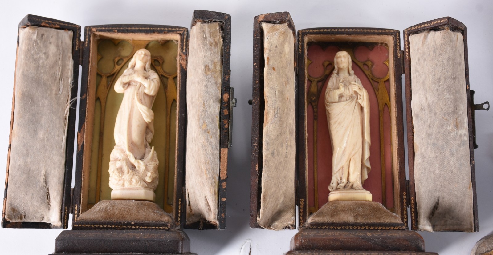 Cinco peças sacras, sendo: crucifixo de madeira com pequena figura de... - foto 3 de 8