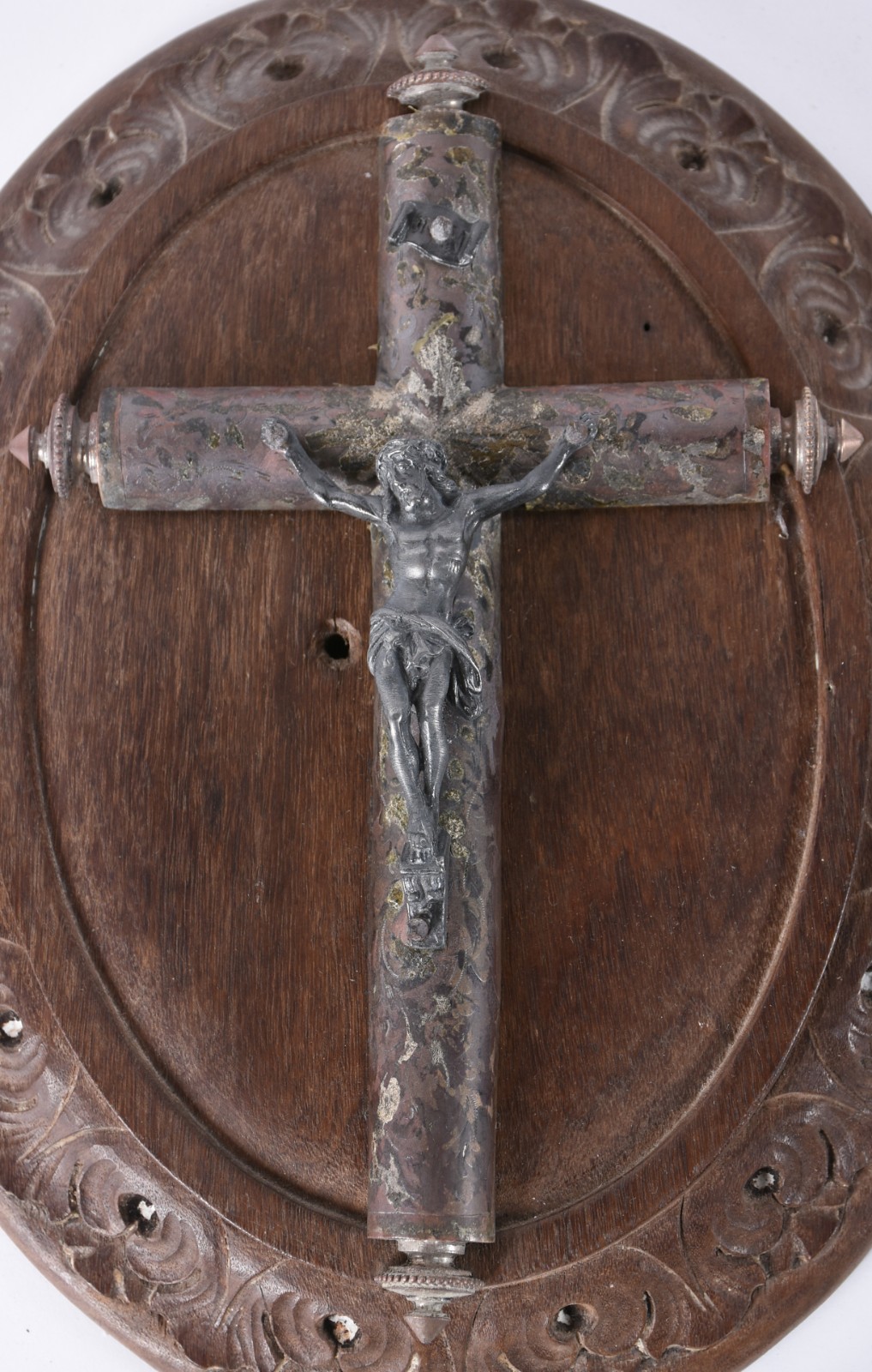 Cinco peças sacras, sendo: crucifixo de madeira com pequena figura de... - foto 4 de 8
