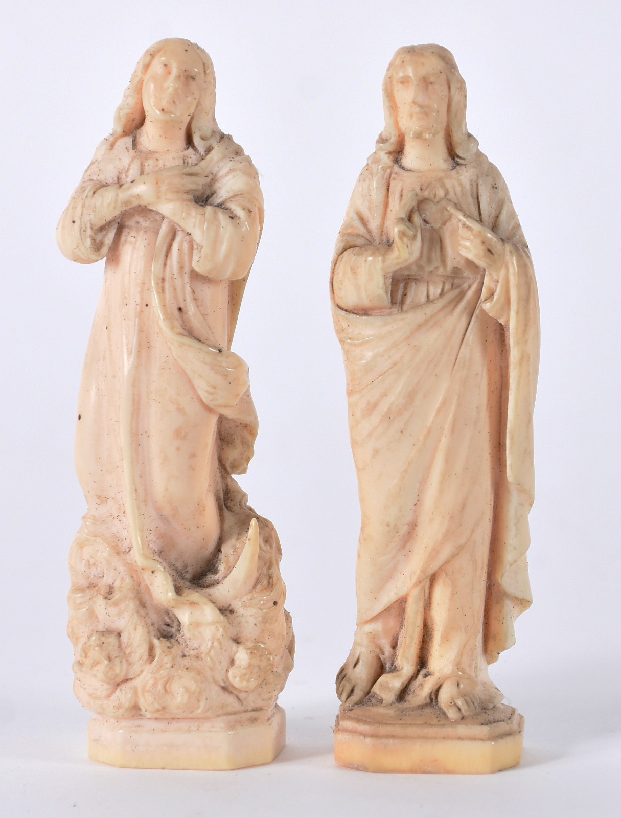 Cinco peças sacras, sendo: crucifixo de madeira com pequena figura de... - foto 6 de 8