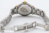 GUCCI - Relógio com pulseira em aço e ouro. Mos... - GUCCI - Relógio com pulseira em aço e ouro. Mostrador claro, com datador. Resistência à água: até 3 atmosferas. Fabricação Suíça. Marcas da grif...