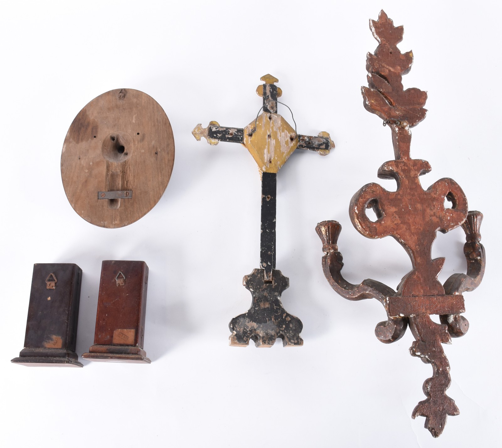 Cinco peças sacras, sendo: crucifixo de madeira com pequena figura de... - foto 8 de 8