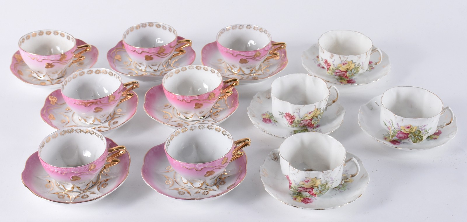 Onze xícaras de chá de porcelana européia, sendo sete em tons de rosa... - foto 1 de 4