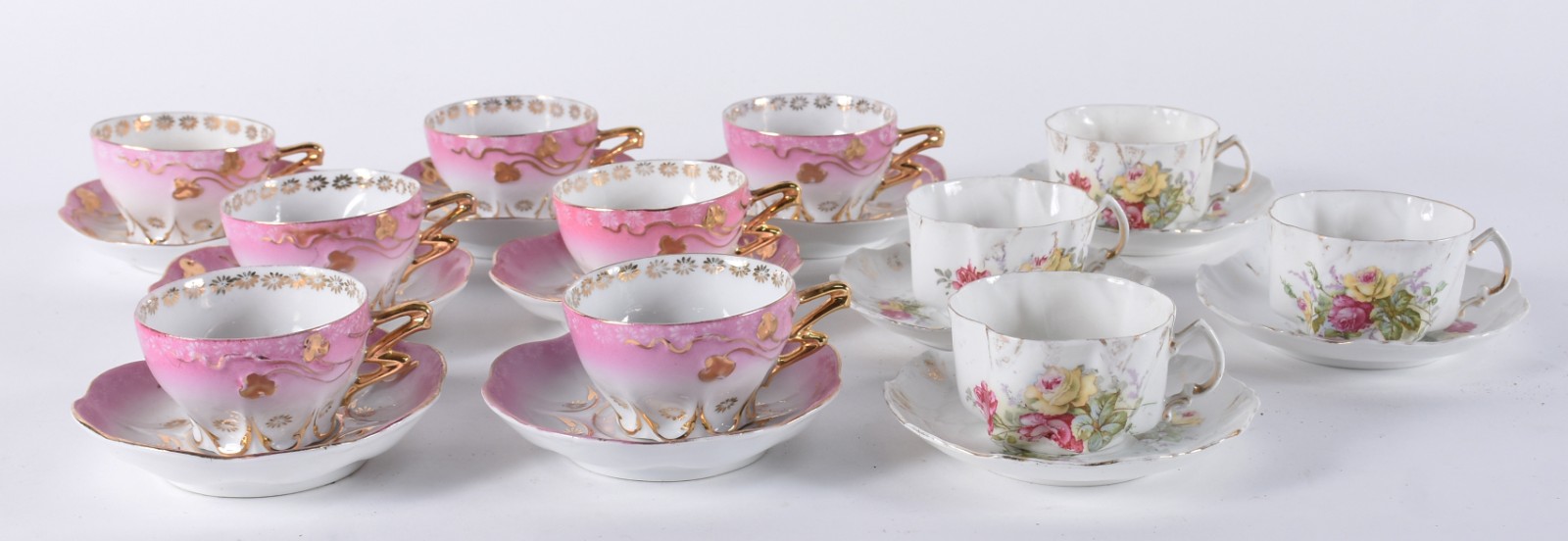 Onze xícaras de chá de porcelana européia, sendo sete em tons de rosa... - foto 2 de 4